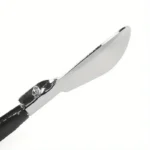 Gros plan d'un couteau à beurre avec un manche noir.