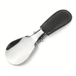 Chausse-pied en métal élégant avec une poignée en cuir noir