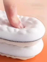 S65d14442e06f4f9d985aff75bcc6333am.webp Gros plan d'un doigt appuyant sur une semelle intérieure souple et coussinée. Semelle intérieure confortable.