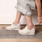 Chausse Pied Assistant Flexible Chausse-pied assistant flexible rose aidant Ă enfiler des baskets blanches sans effort.