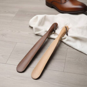 Chausse-pied design en bois massif, disponible en 28 à 50cm, facilitant l'enfilage des chaussures.