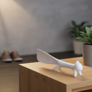 Chausse-pied Original en Forme d'Écureuil, design décoratif 21 cm, blanc, posé sur une table.