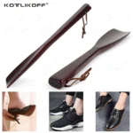 Chausse-pied en bois long, aidant à enfiler des chaussures élégantes et décontractées.