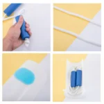 Aide pour enfiler les chaussettes avec poignées bleues et support en plastique.