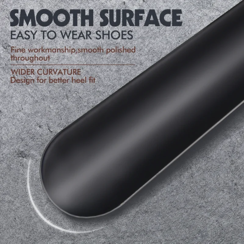 Long chausse-pied noir avec surface lisse pour faciliter l'enfilage des chaussures.