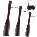 Trois chausse-pieds en bois de différentes tailles avec boucles en cuir.