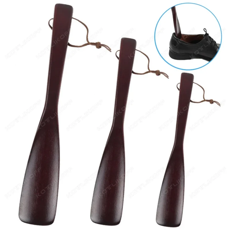 Trois chausse-pieds en bois de différentes tailles avec boucles en cuir.