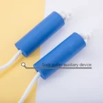 Dispositif auxiliaire bleu pour enfiler les chaussettes avec des cordes blanches.