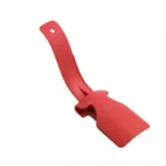 S50a81b6a5d124203bfec8ba6cd489a27O Chausse-pied rouge en plastique avec manche incurvé et trou de suspension.