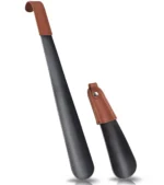 S887cf1fc15a745f584ffd8bdf586b9dej Chausse-pieds en métal noir avec poignée en cuir marron, un long et un court.