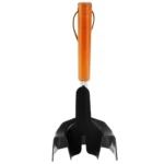 Outil de jardinage noir avec manche en bois pour ameublir le sol.