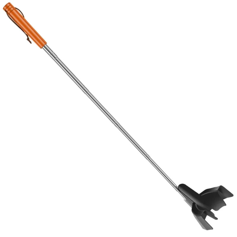 Outil de jardinage à griffes avec manche télescopique orange.