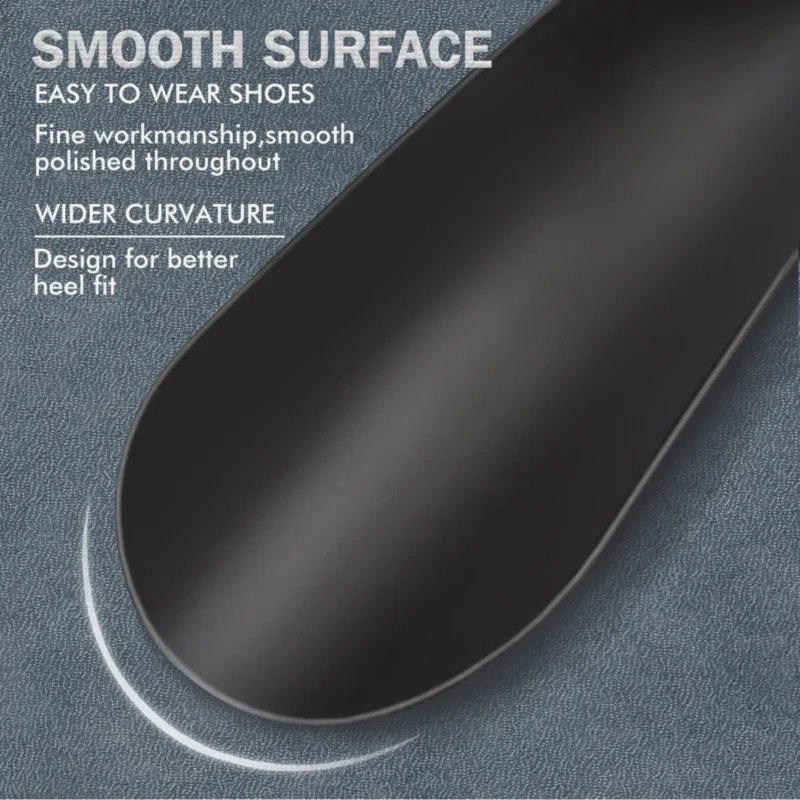 Chausse-pied noir lisse avec courbure pour faciliter l'enfilage des chaussures. Surface polie.