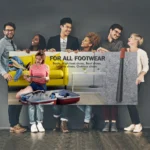 Sf03444034eec4ea6b962679c07a65686i Personnes tenant une affiche pour un chausse-pied adapté à tous les types de chaussures.