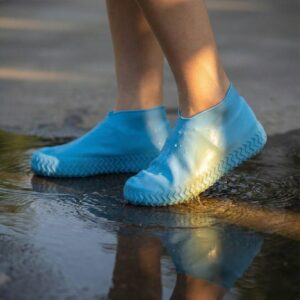 Couvre-chaussures de pluie bleus : Imperméables, antidérapants et réutilisables, protégeant les chaussures de l'eau.