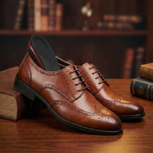 Chaussures derby marron avec semelles grandissantes invisibles pour homme, hauteur réglable.