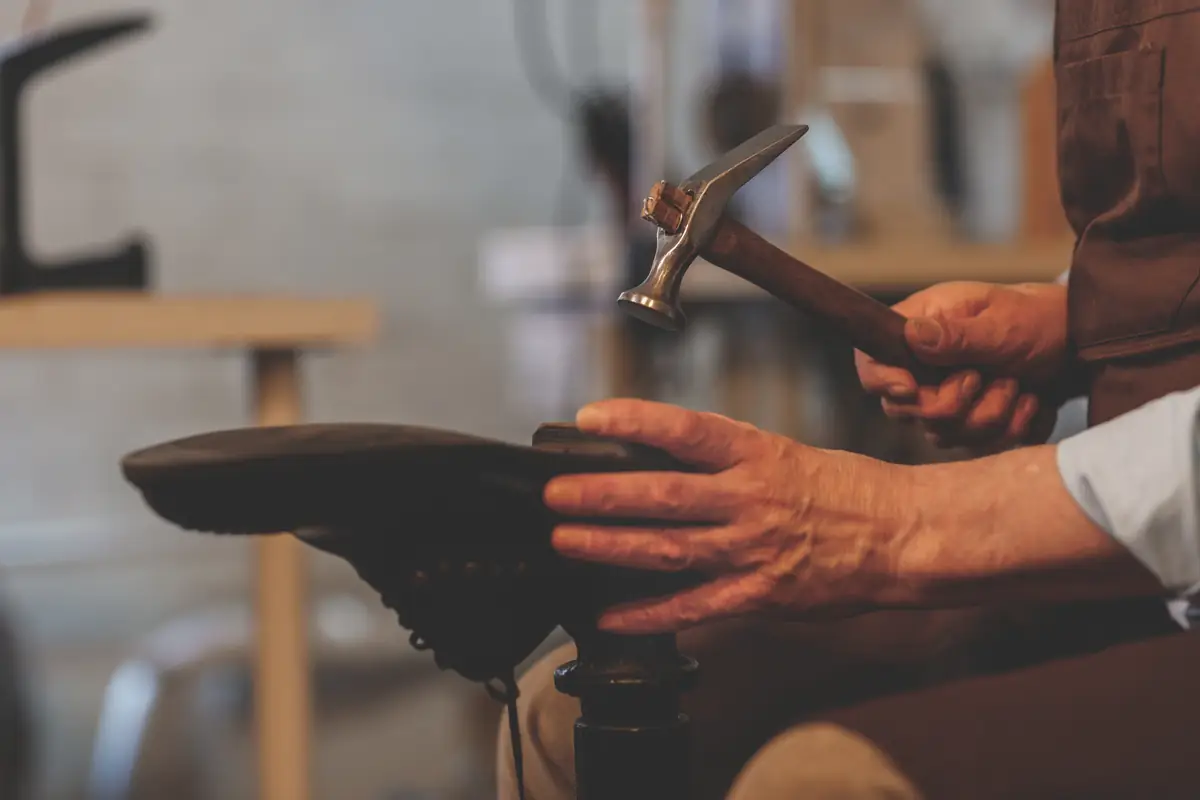 Réparer ses chaussures : coûts et bon sens